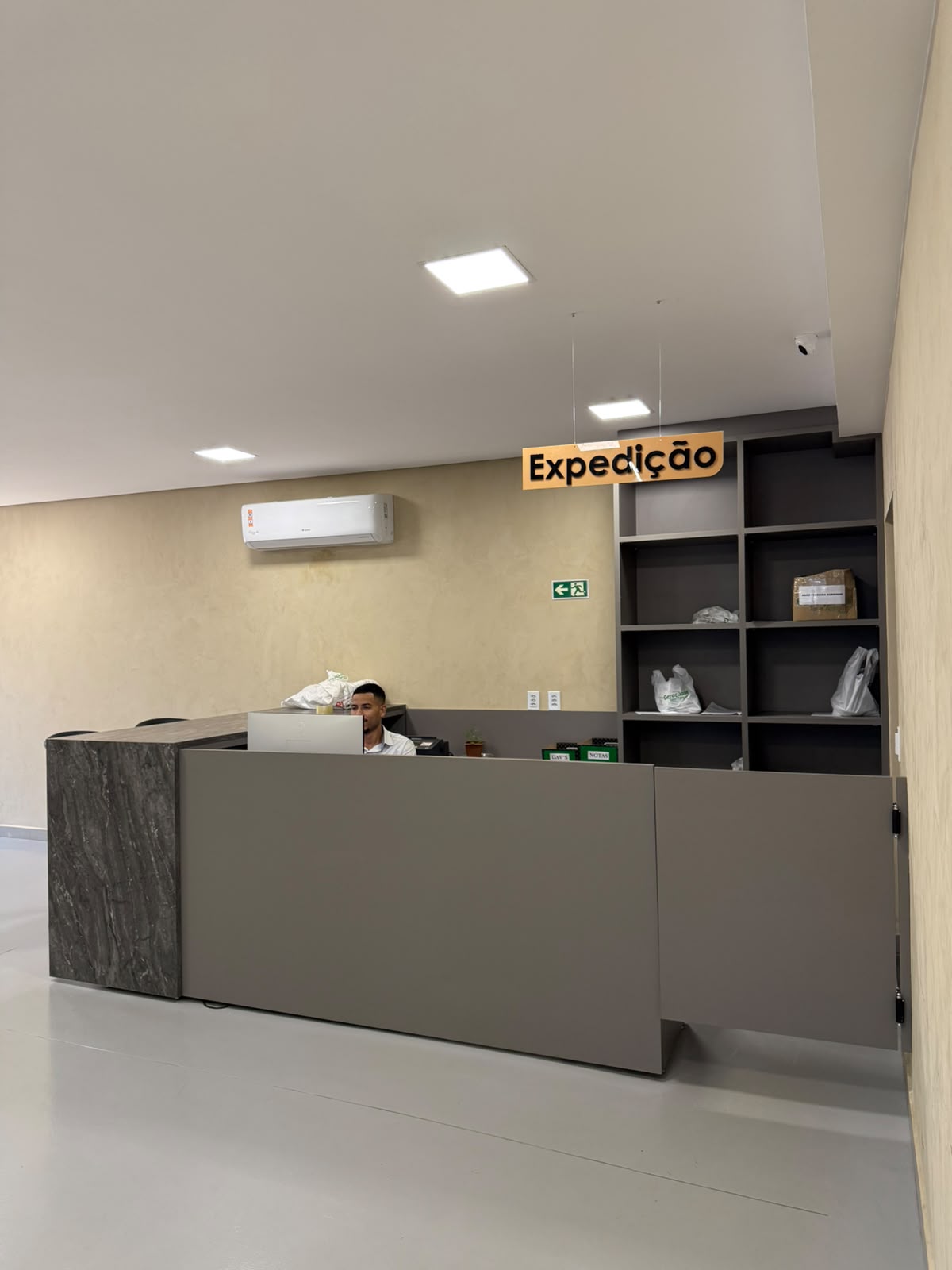 Balcão de expedição de pedidos com atendente ao computador