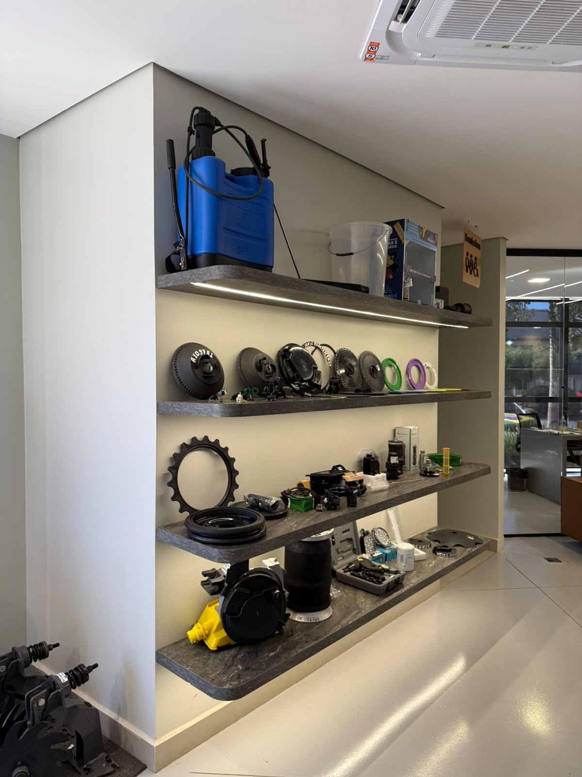 Prateleiras com discos, rolamentos e componentes de plantadeira