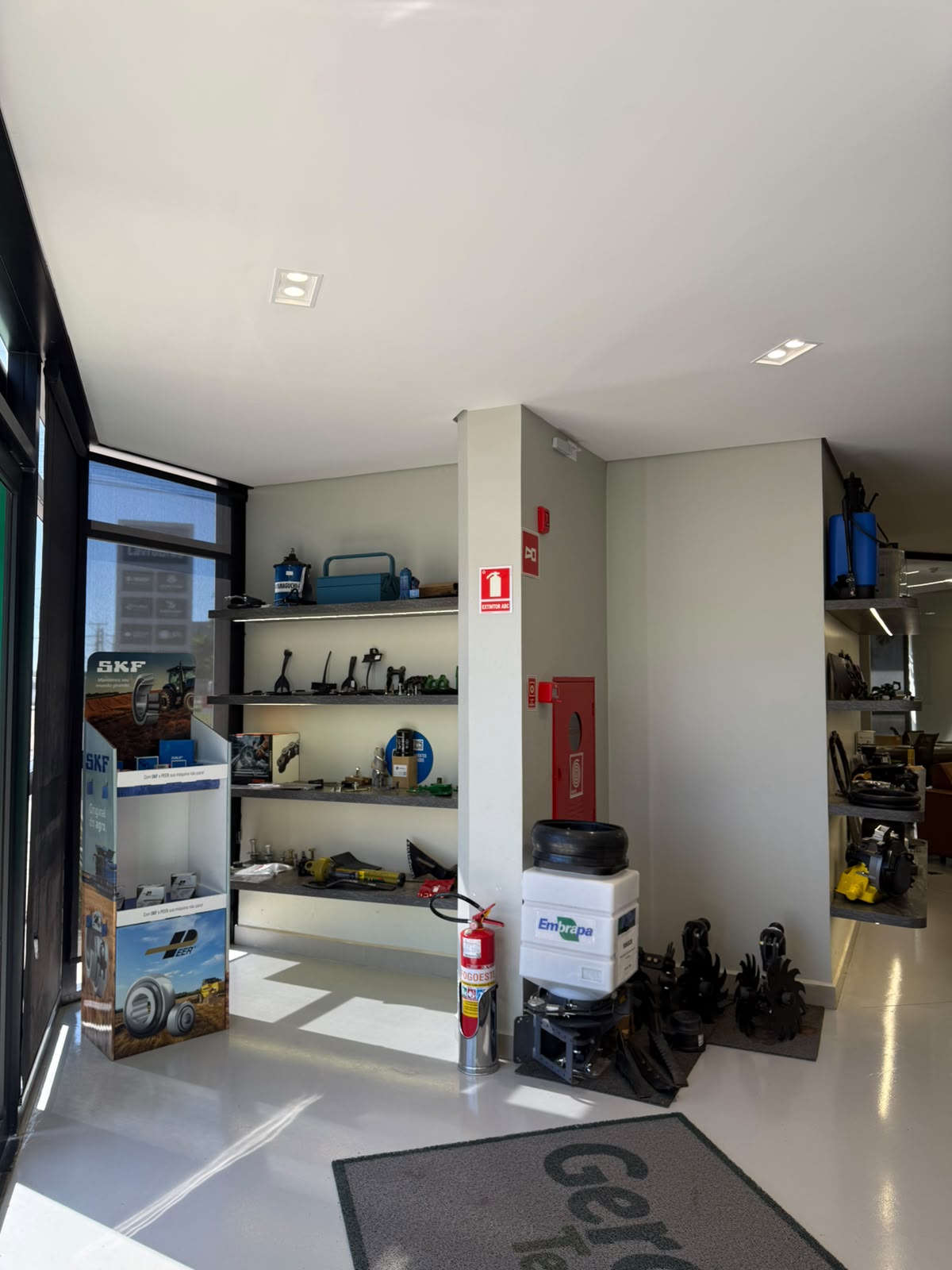 Prateleiras com peças agrícolas e display SKF